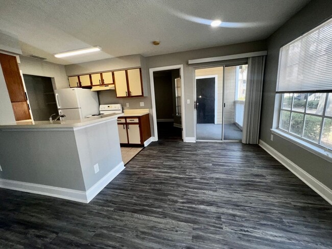 Building Photo - Remodeled 1st floor 2/2 Tradewinds Condo i...