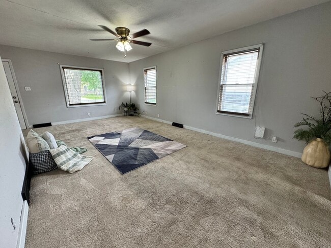 Building Photo - 3 Bed, 1 Bath Home for rent in Elk Run Heights