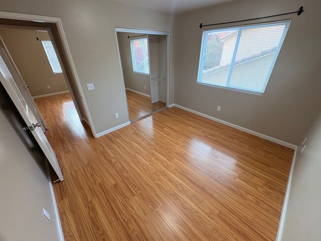 Building Photo - Lovely 5 Bedroom Home