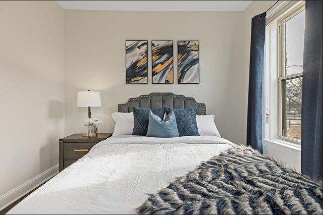 Building Photo - 5536 S King Dr