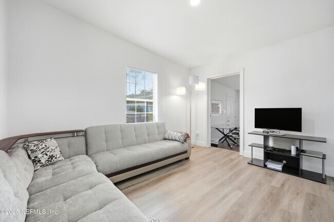 Building Photo - 10303 Westmar Rd