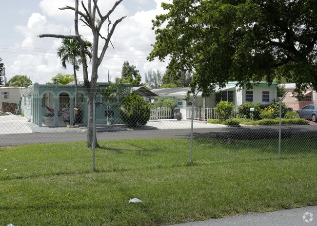 Building Photo - Colonial Acres