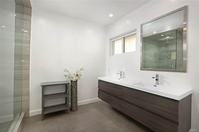 Building Photo - 1640 Cumberland Terrace