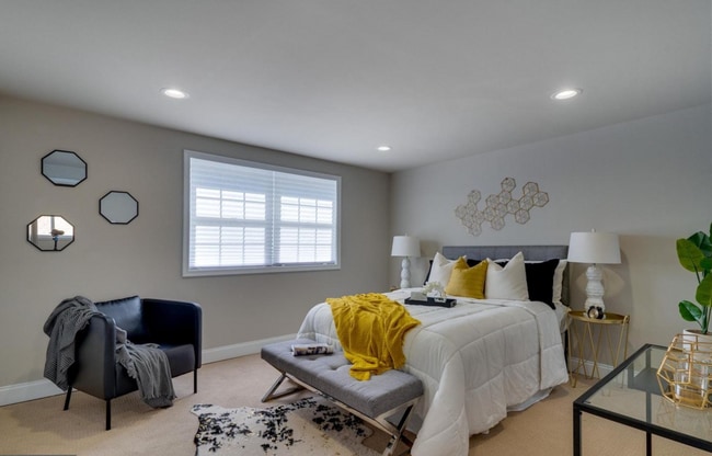 Building Photo - 2 Bedroom House Available With 2 car parki...
