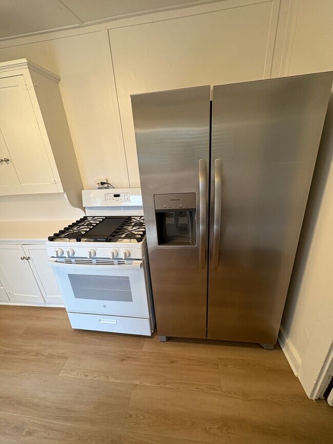 Building Photo - Studio Located Downtown Ventura, Close to ...