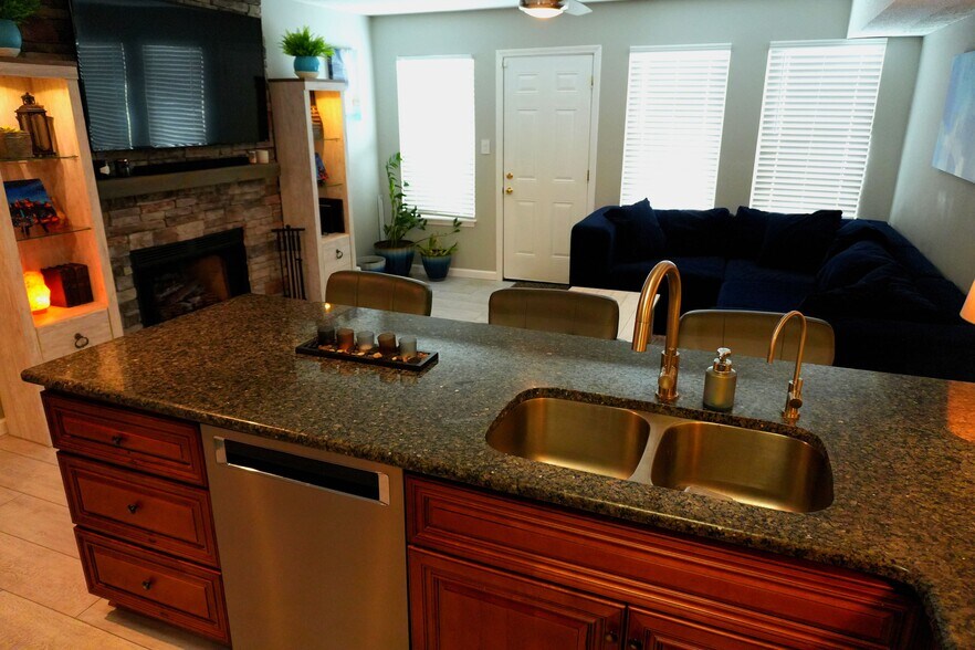 Building Photo - 932 Kingsbury Dr