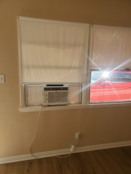 Building Photo - 148 N Beachwood Dr