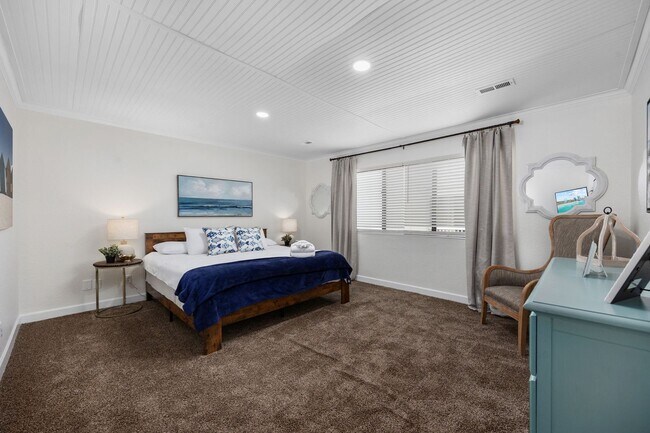 Building Photo - All Inclusive Seasonal Rental Available October 1st, 2025-March 31st 2026!