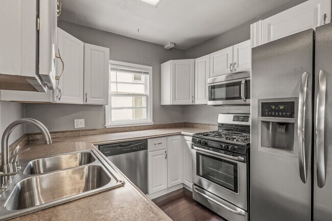 Building Photo - 3BR/1 Bath Lower Level Duplex in Northeast...
