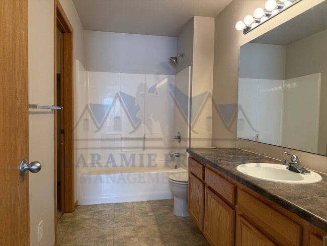 Building Photo - 3 Bed 2 Bath Condo