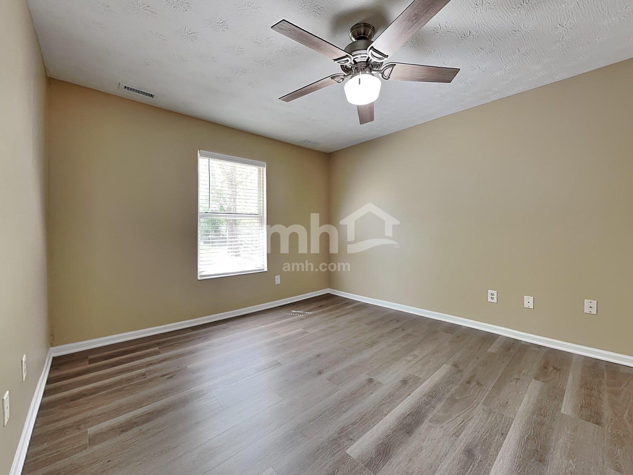 Building Photo - 19 Pond Ln