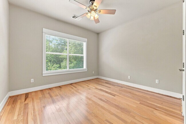 Building Photo - 305 Zennia St