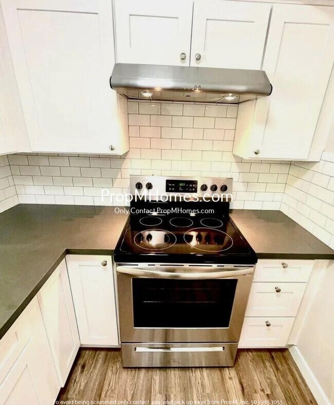 Building Photo - Updated One Bedroom Duplex in Montavilla!