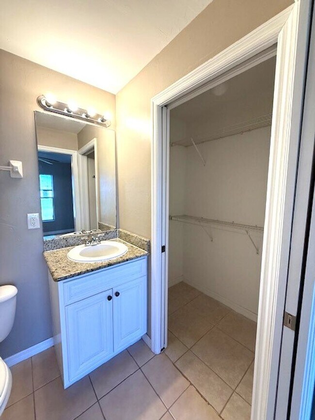 Building Photo - Spacious 3 Bed / 2 Bath Home with Large Ba...