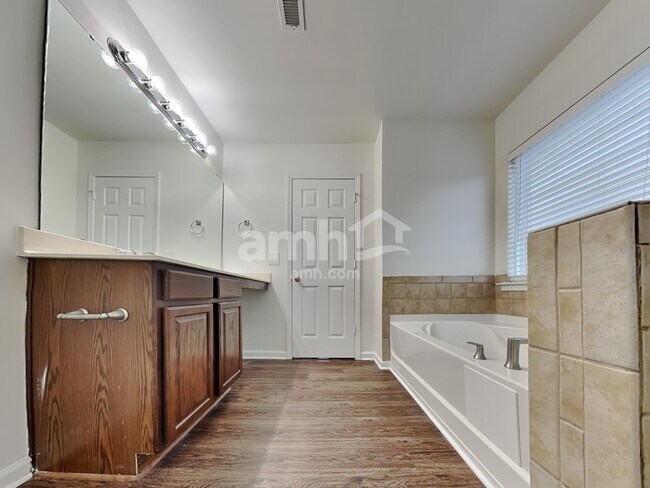 Building Photo - 204 Edgecroft Way