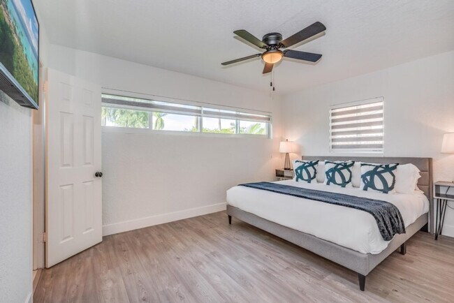 Building Photo - 834 SW 14th Ct