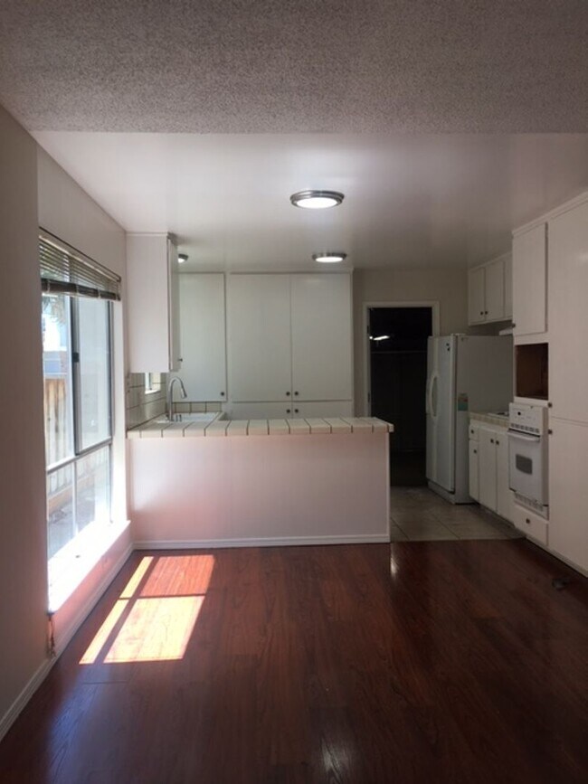 Building Photo - Single Family Home 3 Bedroom 2 Bath Corner...