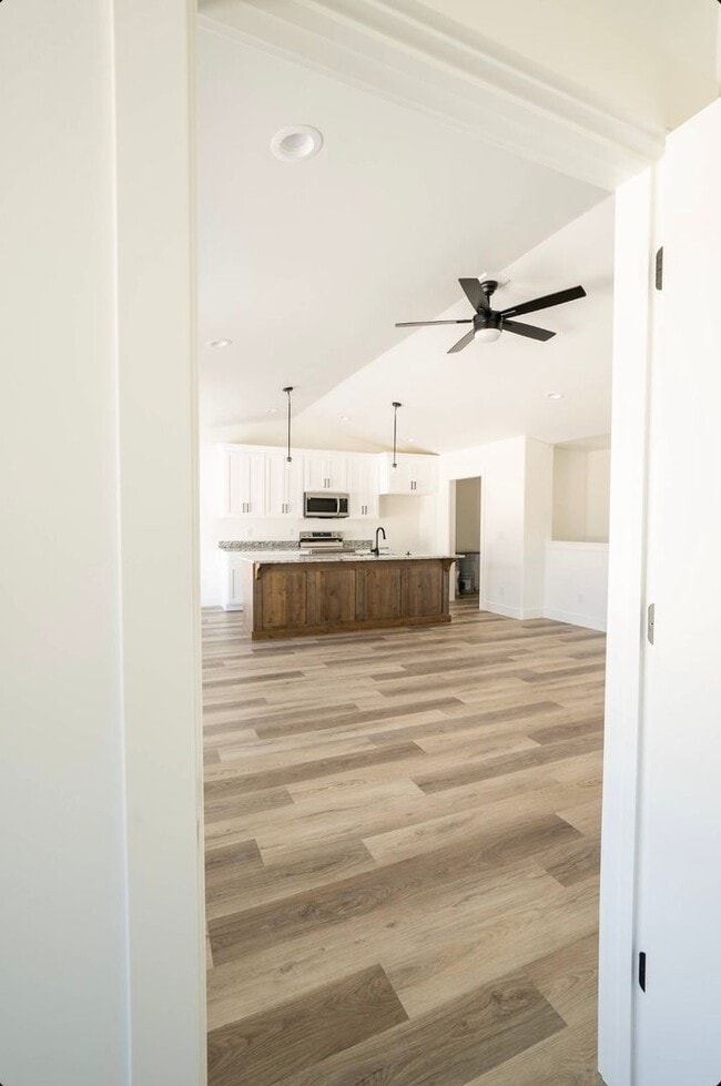 Building Photo - 505 Jeanine Dr