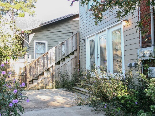 Building Photo - 727 Maupas Ave