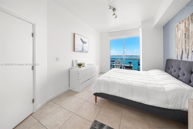 Building Photo - 725 NE 22nd St