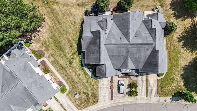 Building Photo - Stunning and Spacious 3 Bedroom 2.5 Bath C...
