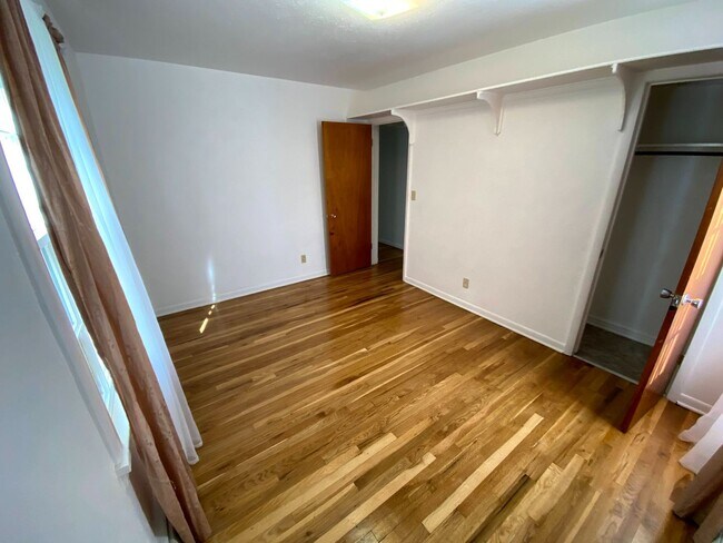 Building Photo - 4 Bedroom 1.5 Bath House with Washer and D...