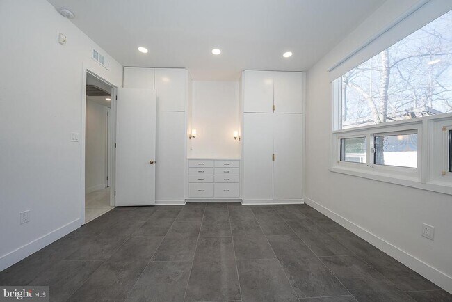 Building Photo - 39 Fairview Rd