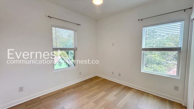 Building Photo - 3 Bed/2.5 Bath Home with Fenced Yard / Pet-Friendly / Available Now!