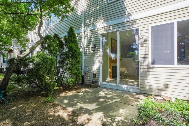 Building Photo - 3013 Kentshire Cir