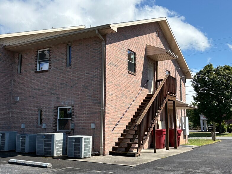 Primary Photo - 830 Johnson Ave