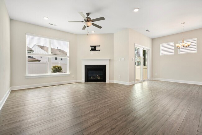 Building Photo - Available now! Spacious & beautiful 3 bedroom townhome!