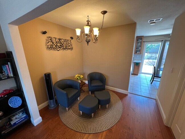 Building Photo - Stunning Pleasanton Vintage Terrace Townhouse! 2 bedrooms and 1.5 bathrooms! Sharp upgrades throu...