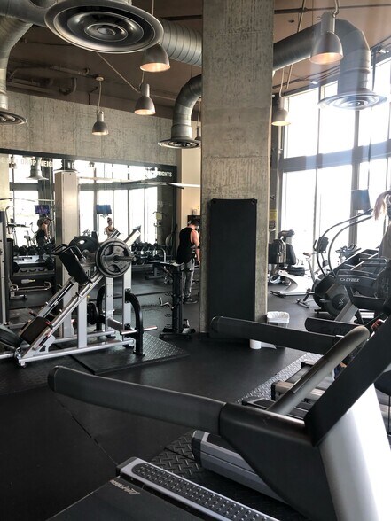 Building Photo - 690 SW 1st Ave