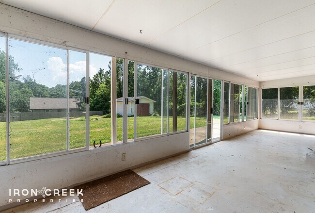 Building Photo - Spacious West Asheville Home with Dual Kit...