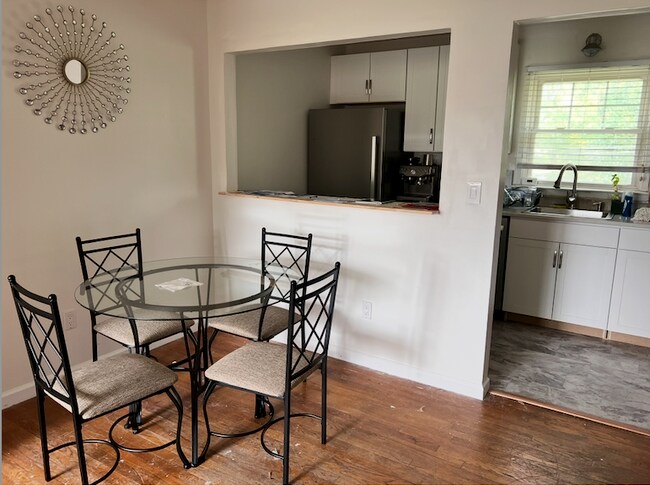 Building Photo - 136 N Chestnut St