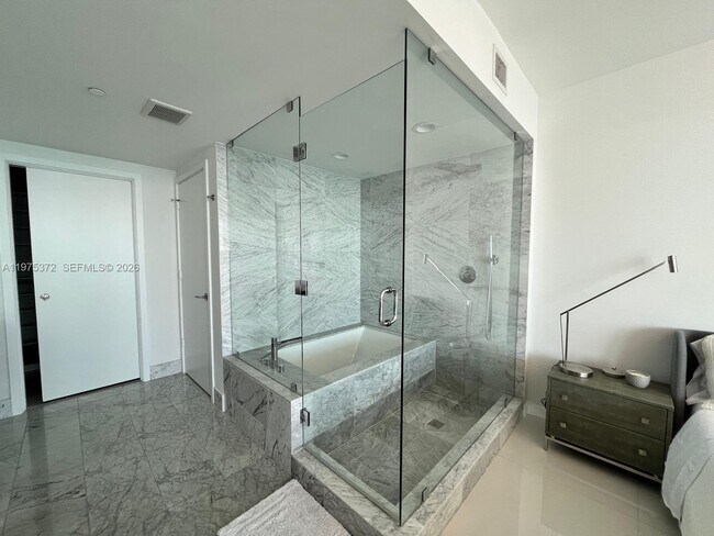 Building Photo - 3131 NE 7th Ave