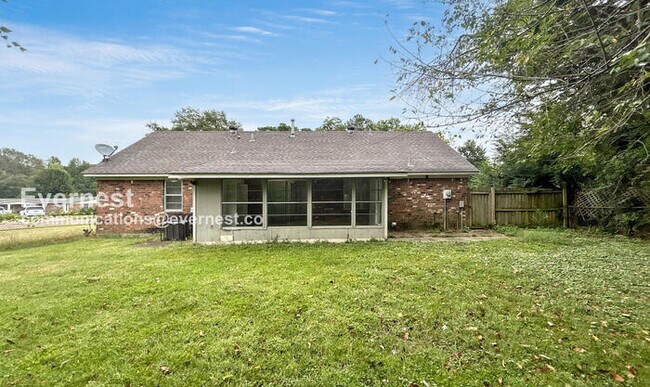 Building Photo - 7031 Saddlebrook Dr