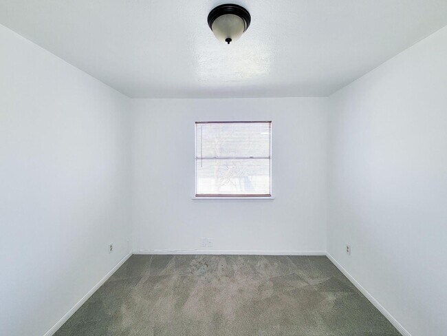 Building Photo - NICE 4 BEDROOM 2 BATH LEASE HOME WITH 2327 SF