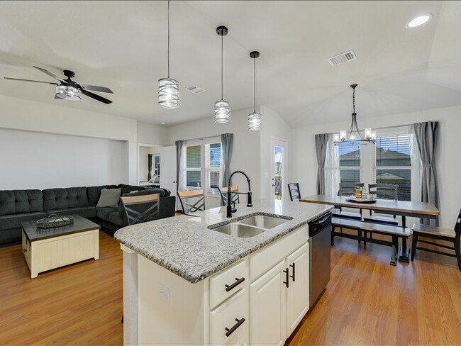 Building Photo - 725 Pinnacle Dr