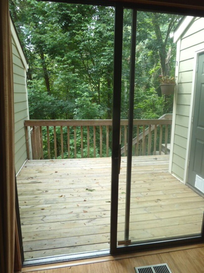Building Photo - Lovely, updated 2br in Weatherhill. Great location & Carrboro charm!