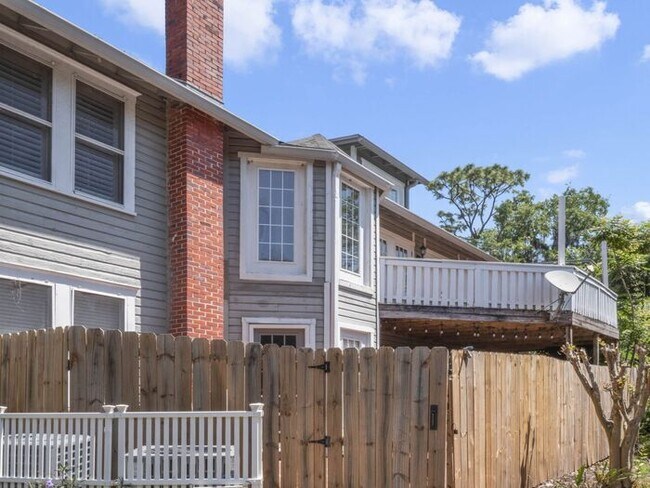 Building Photo - Charming 1/1 condo near Lake Virginia