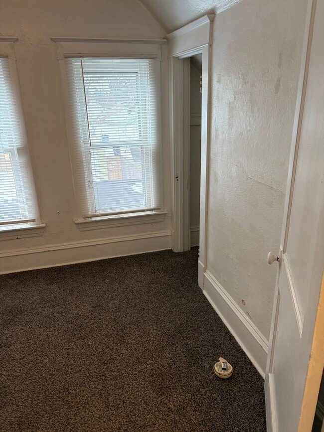 Building Photo - ***RENT SPECIAL*** $300 off rent for the first 2 months*** Charming 2-Bedroom, 1.5-Bath with Gara...