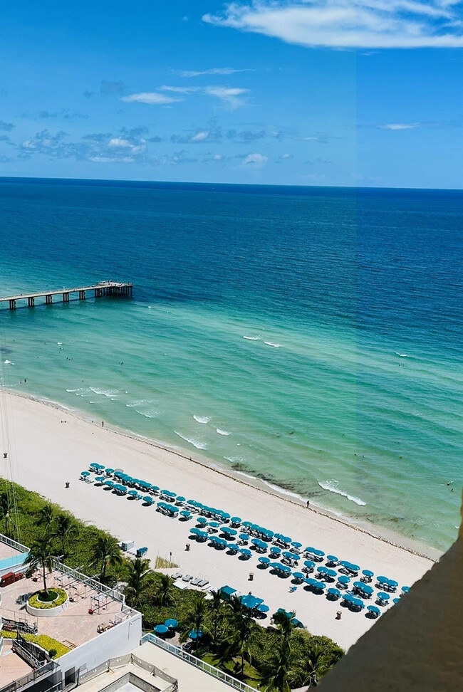 Building Photo - 16275 Collins Ave