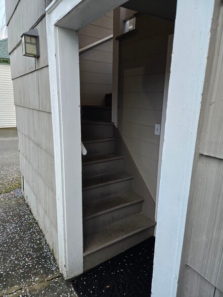 Entry Staircase - 1726 Hoyt Ave