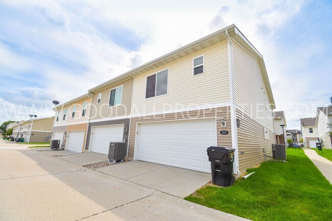 Building Photo - Check out this Beautiful 2 Bedroom, 2.5 Bath end unit Townhome in West Des Moines