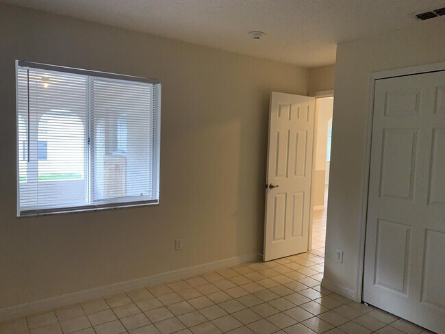 Building Photo - 25 Plainview Dr