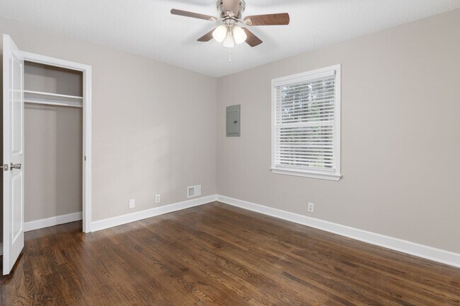 Building Photo - Renovated 3-Bed, 2-Bath Brick Home – Spaci...