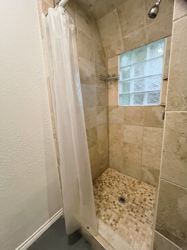 Walk-in shower - 1127 Walling St