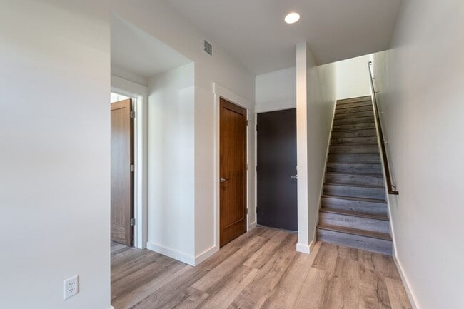 Building Photo - 2 bedroom, 2 bath townhome, close to downtown Whitefish!