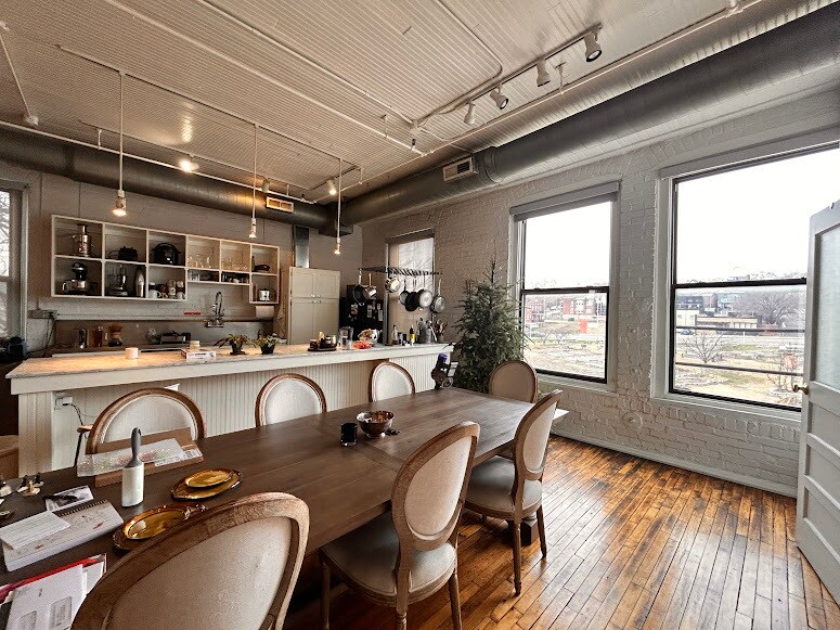 Building Photo - 1800 Central St